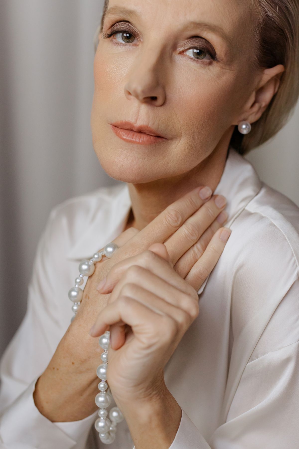 Woman wearing a pearl necklace and pearl earrings
